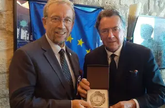 Zdjęcie przedstawia moment wręczenia nagrody